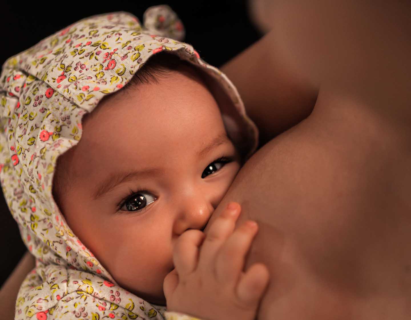 Breastfeeding with responsibility - Photo by Jonathan Borba from Pexels
