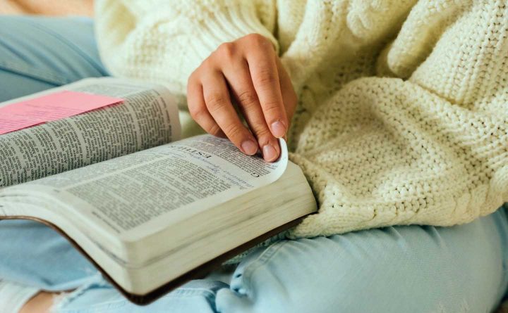Uma mulher estuda a Bíblia - Photo by Tima Miroshnichenko from Pexels